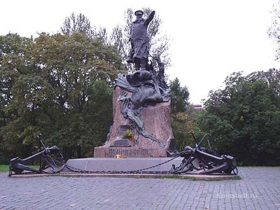 Бронзовый адмирал Макаров, стоящий на гранитном камне с барельефами морских сражений. В свое время Кронштадт и Питер даже спорили из-за права установки этого монумента...