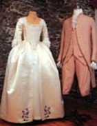 В XVIII веке модными стали пастельные оттенки: нежно-розовый, светло-зеленый, нежно-голубой. 
