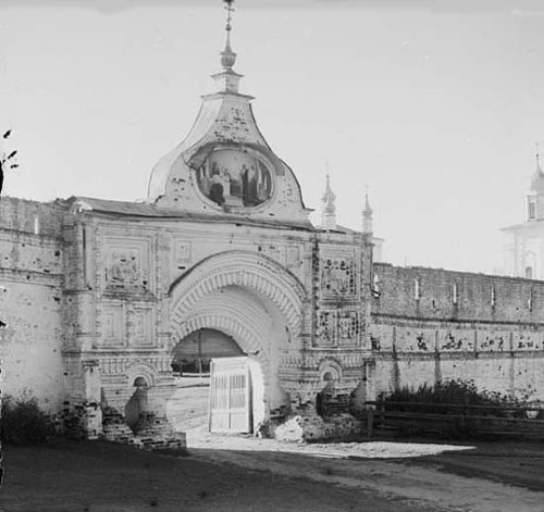 Переславль-Залесский. Фрагмент ограды монастыря. 1910 г. Переславль-Залесский. Фрагмент ограды монастыря. 1910 г.